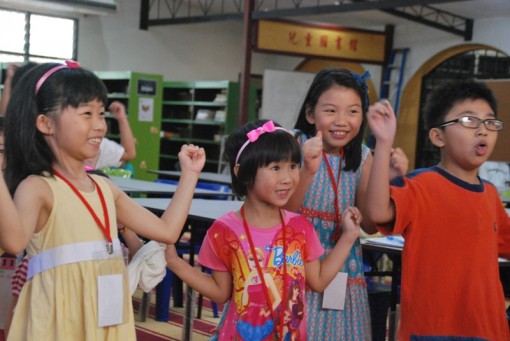 大家在做快乐表情