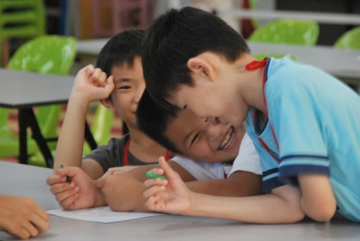 大家轮流一笔一笔地画